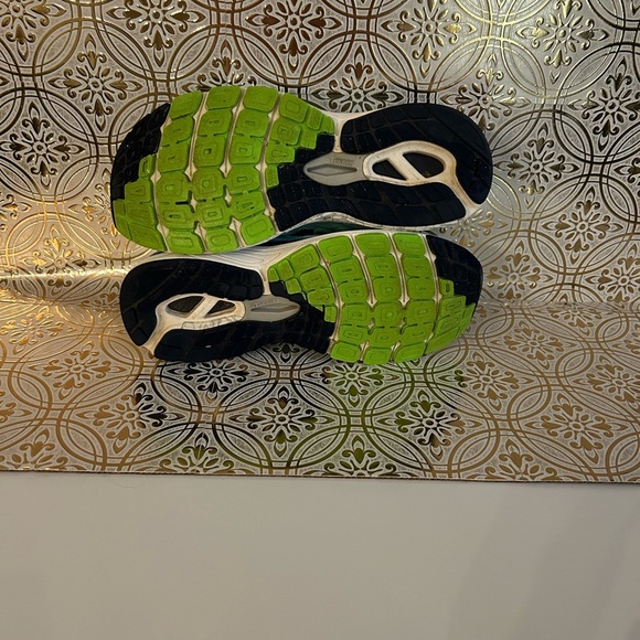 New Balance Blue and Silver Sneakers with Breathable Mesh and Cushioning Size 9 - Picture 5 of 6